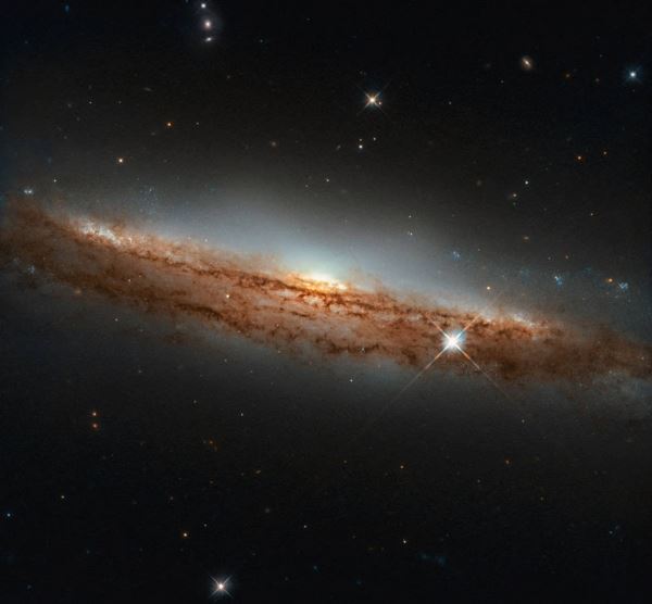 <br />
Опубликован снимок галактики в форме летающей тарелки<br />
