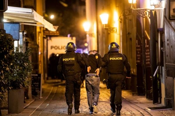 Британские фанаты забросали полицейских бутылками 